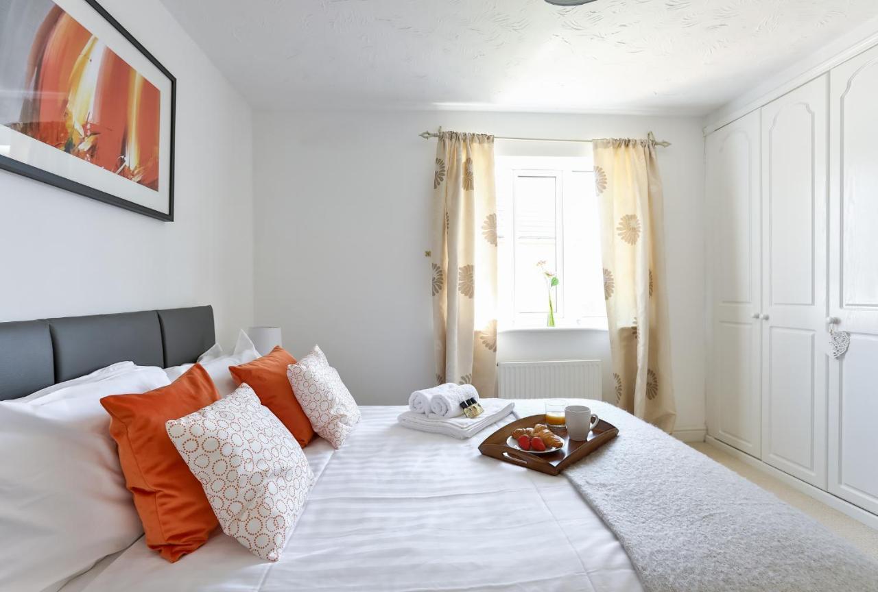 Kvm - Highclere House For Large Groups With Parking By Kvm Stays Hampton Eksteriør billede