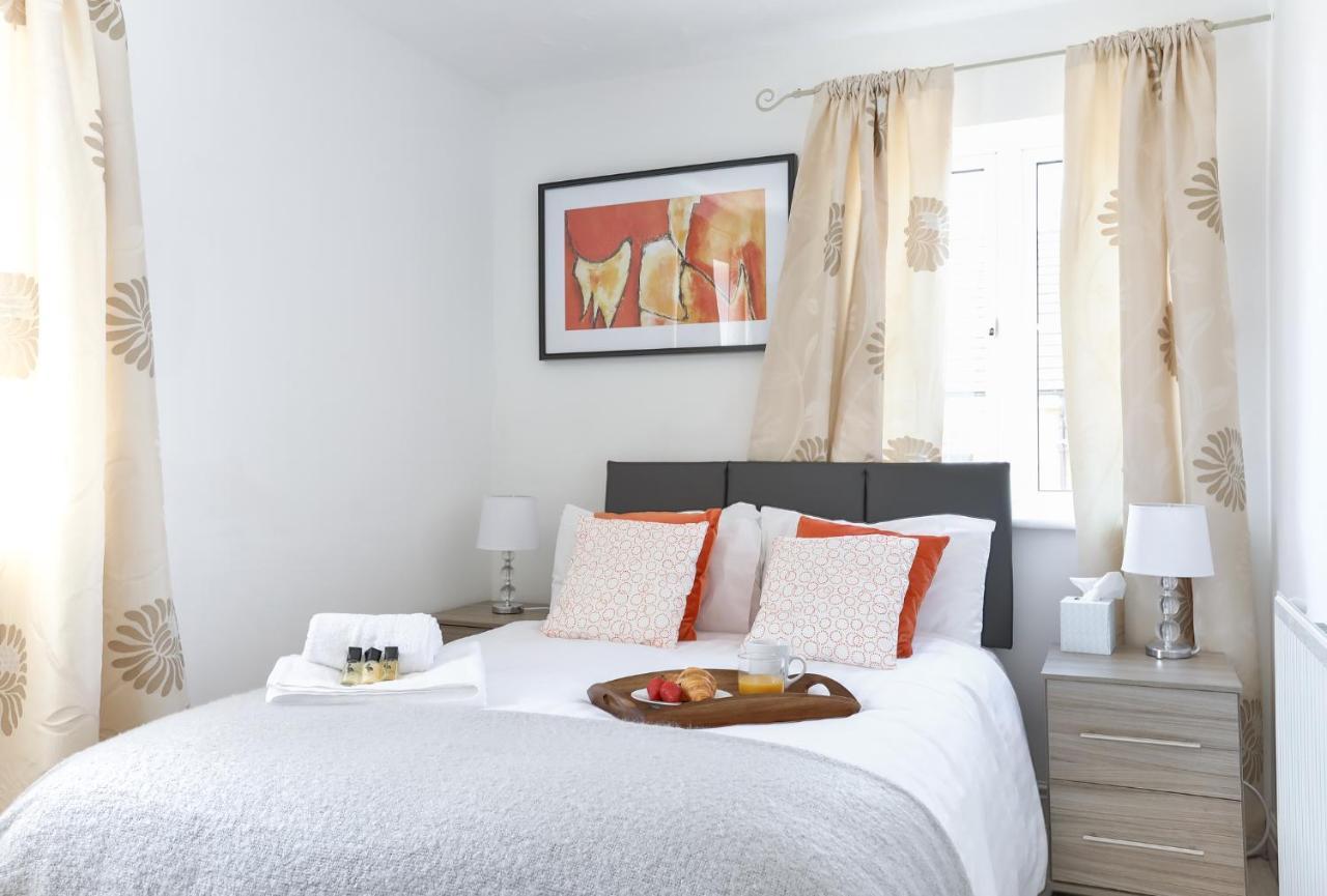 Kvm - Highclere House For Large Groups With Parking By Kvm Stays Hampton Eksteriør billede
