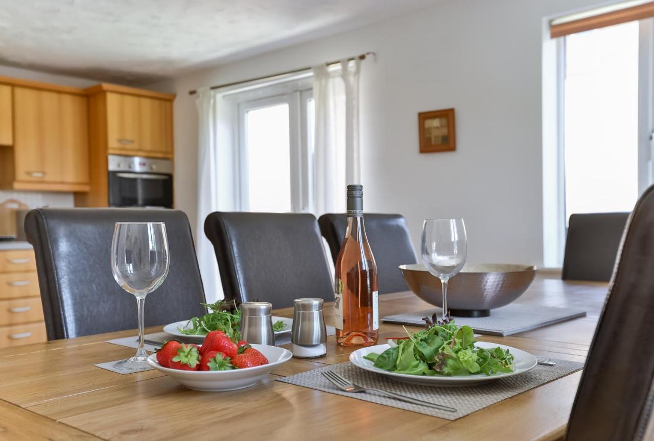 Kvm - Highclere House For Large Groups With Parking By Kvm Stays Hampton Eksteriør billede