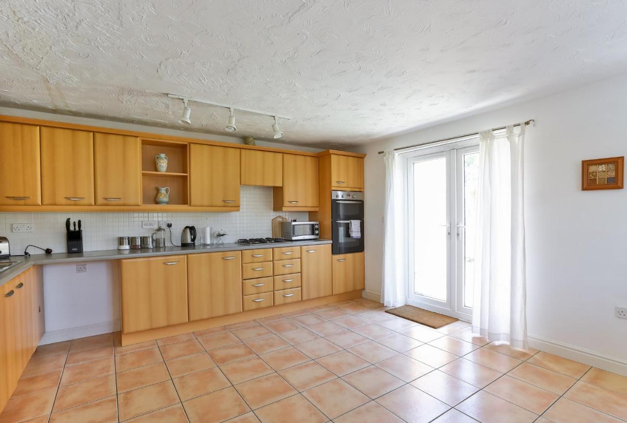 Kvm - Highclere House For Large Groups With Parking By Kvm Stays Hampton Eksteriør billede