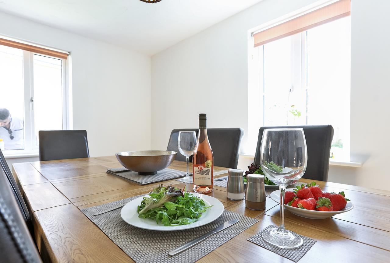 Kvm - Highclere House For Large Groups With Parking By Kvm Stays Hampton Eksteriør billede